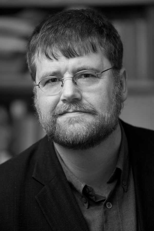 Jens-F. Dwars, geb. 1960 in Weißenfels, ist Schriftsteller, Chefredakteur der Thüringer Literaturzeitschrift Palmbaum, Buchgestalter sowie Film- und Ausstellungsmacher. Dwars hat u. a. Biographien über den Jenaer Goethe, Nietzsche in Mitteldeutschland, Johannes R. Becher und Peter Weiss geschrieben sowie die Nietzsche-Gedenkstätte in Röcken eingerichtet.