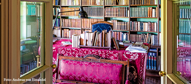 Die Bibliothek im Haus von Jane Ross am Gardasee